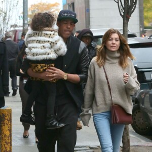 Ellen Pompeo se promène avec son mari Chris et leur fille Stella dans les rues de New York, le 12 novembre 2014 