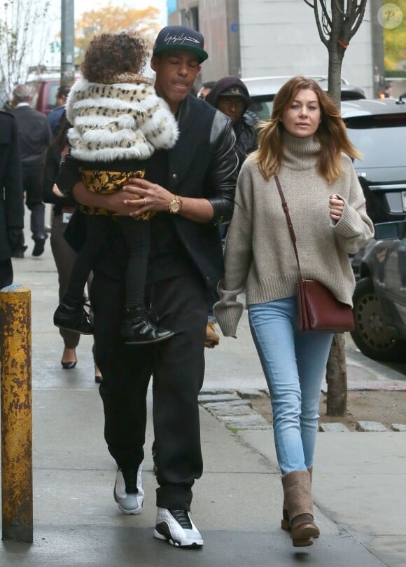 Ellen Pompeo se promène avec son mari Chris et leur fille Stella dans les rues de New York, le 12 novembre 2014 