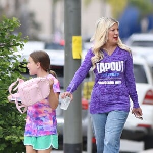 Exclusif - Tori Spelling et son mari D. McDermott se baladent avec leurs filles dans les rues de Woodland Hills, le 26 mai 2018