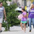 Exclusif - Tori Spelling et son mari D. McDermott se baladent avec leurs filles dans les rues de Woodland Hills, le 26 mai 2018