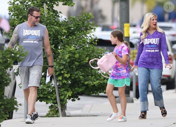 Exclusif - Tori Spelling et son mari D. McDermott se baladent avec leurs filles dans les rues de Woodland Hills, le 26 mai 2018