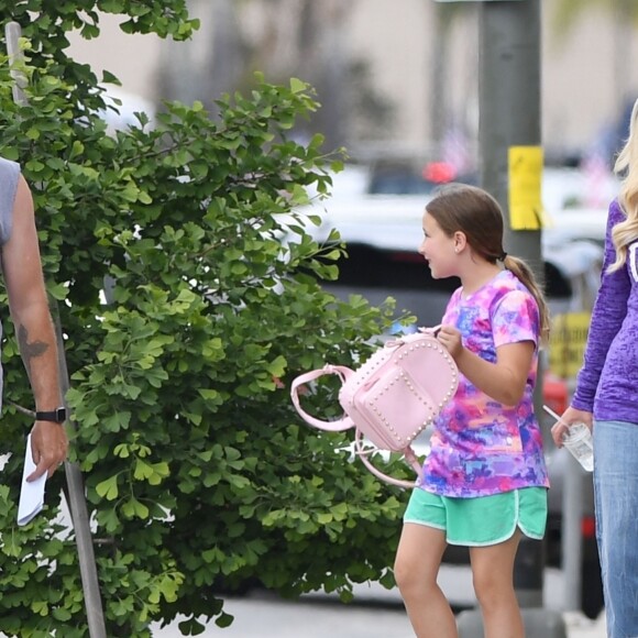 Exclusif - Tori Spelling et son mari D. McDermott se baladent avec leurs filles dans les rues de Woodland Hills, le 26 mai 2018