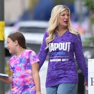 Exclusif - Tori Spelling et son mari D. McDermott se baladent avec leurs filles dans les rues de Woodland Hills, le 26 mai 2018