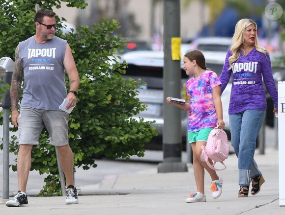 Exclusif - Tori Spelling et son mari D. McDermott se baladent avec leurs filles dans les rues de Woodland Hills, le 26 mai 2018