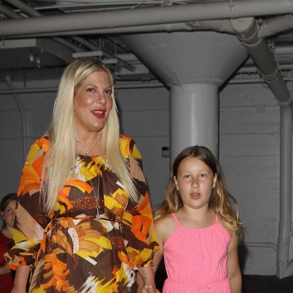 Exclusif - Tori Spelling est allée fêter son anniversaire (45 ans) avec son mari Dean McDermott et ses enfants Stella, Liam, Hattie, Finn, Beau au restaurant "Katana Robata" à West Hollywood. Le 16 mai 2018