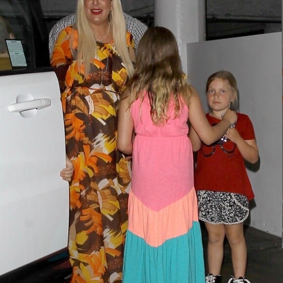 Exclusif - Tori Spelling est allée fêter son anniversaire (45 ans) avec son mari Dean McDermott et ses enfants Stella, Liam, Hattie, Finn, Beau au restaurant "Katana Robata" à West Hollywood. Le 16 mai 2018