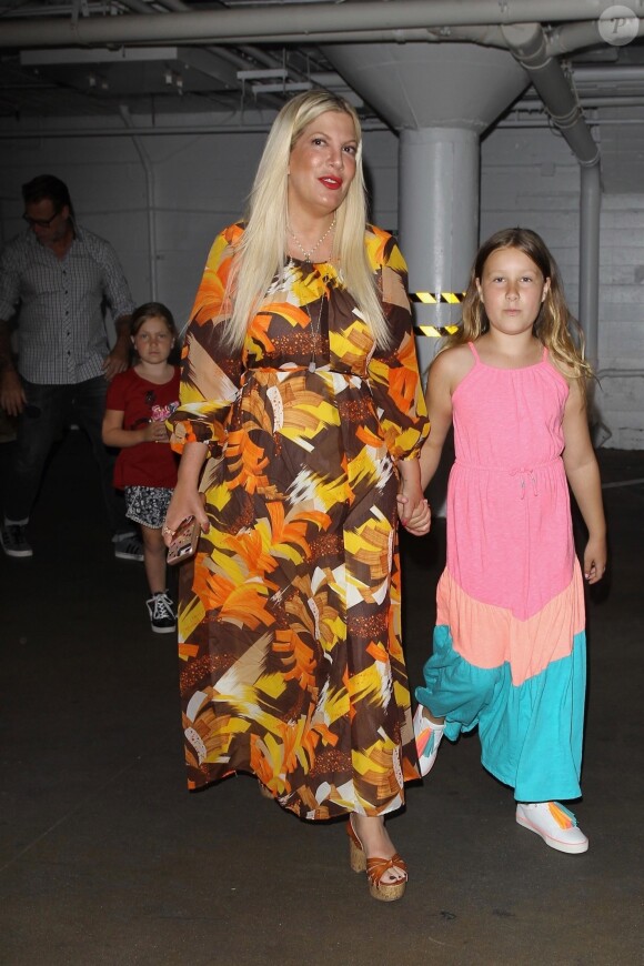Exclusif - Tori Spelling est allée fêter son anniversaire (45 ans) avec son mari Dean McDermott et ses enfants Stella, Liam, Hattie, Finn, Beau au restaurant "Katana Robata" à West Hollywood. Le 16 mai 2018