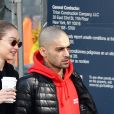 Exclusif - Prix Spécial - No Web - Gigi Hadid et Zayn Malik à nouveau en couple, s'embrassent tendrement dans les rues de New York, ils se sont promenés en buvant un café et ont donné de l'argent à un SDF. New York le 29 avril 2018. 29/04/2018 - New York
