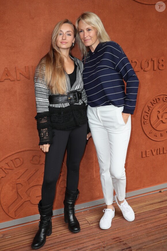 Emma Smet et sa mère Estelle Lefébure - Les célébrités au village des Internationaux de Tennis de Roland Garros à Paris, France, le 6 juin 2018. © Cyril Moreau/Bestimage