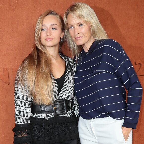 Emma Smet et sa mère Estelle Lefébure - Les célébrités au village des Internationaux de Tennis de Roland Garros à Paris, France, le 6 juin 2018. © Cyril Moreau/Bestimage ing the Roland Garros French Open, in Paris, France, on June 3rd, 201806/06/2018 - Paris