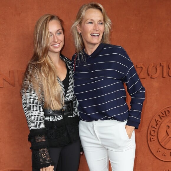 Emma Smet et sa mère Estelle Lefébure - Les célébrités au village des Internationaux de Tennis de Roland Garros à Paris, France, le 6 juin 2018. © Cyril Moreau/Bestimage