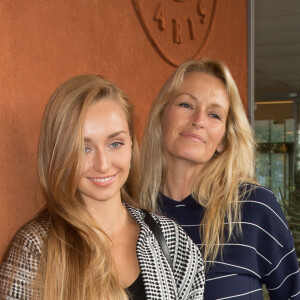 Emma Smet et Estelle Lefébure au village des Internationaux de Tennis de Roland Garros à Paris, France, le 6 juin 2018.