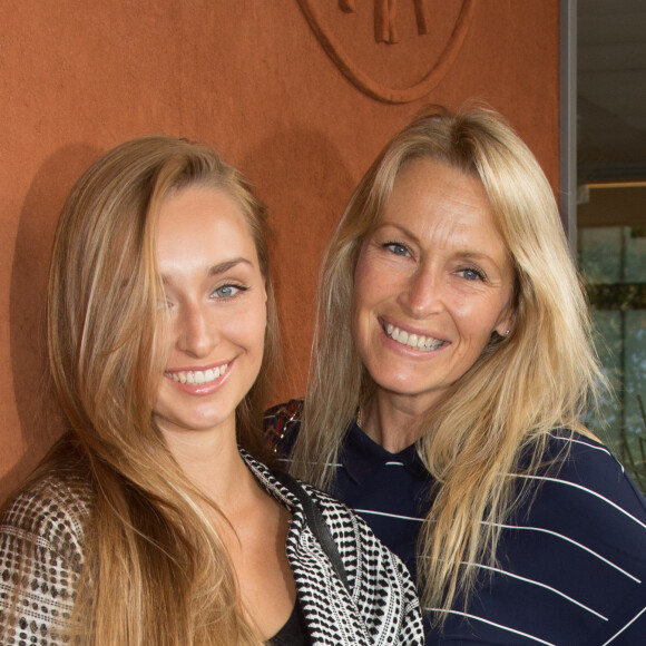 Emma Smet et Estelle Lefébure au village des Internationaux de Tennis de Roland Garros à Paris, France, le 6 juin 2018.