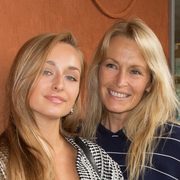 Emma Smet et Estelle Lefébure au village des Internationaux de Tennis de Roland Garros à Paris, France, le 6 juin 2018.