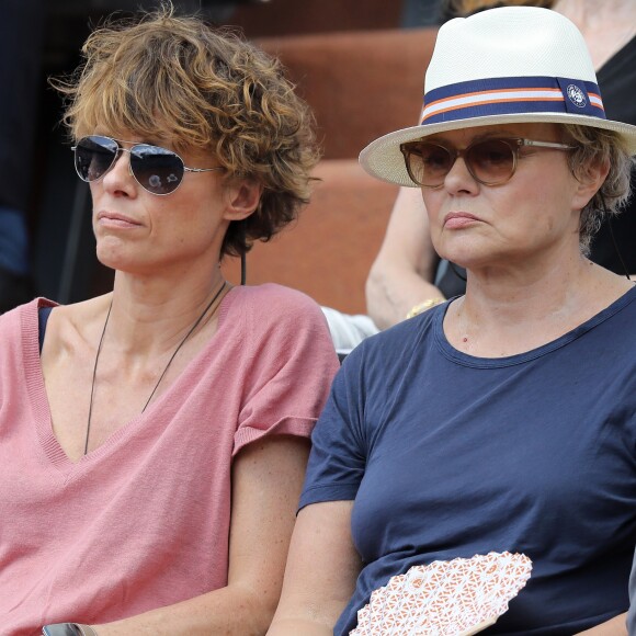 Muriel Robin et sa femme Anne le Nen - People dans les tribunes des Internationaux de France de Tennis de Roland Garros à Paris le 2 juin 2018. © Dominique Jacovides-Cyril Moreau / Bestimage