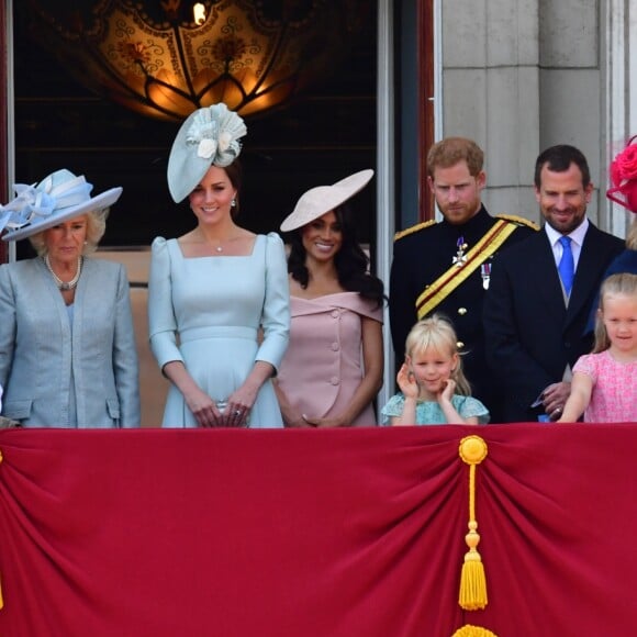 La princesse Eugenie d'York, la princesse Beatrice d’York, Camilla Parker Bowles, duchesse de Cornouailles, Catherine (Kate) Middleton, duchesse de Cambridge, le prince Harry, duc de Sussex, et Meghan Markle, duchesse de Sussex, Peter Phillips, Autumn Phillips, Savannah Phillips, Isla Phillips, le prince Edward, duc de Kent, Lady Helen Taylor et ses filles Eloise et Estella - Les membres de la famille royale britannique lors du rassemblement militaire "Trooping the Colour" (le "salut aux couleurs"), célébrant l'anniversaire officiel du souverain britannique. Cette parade a lieu à Horse Guards Parade, chaque année au cours du deuxième samedi du mois de juin. Londres, le 9 juin 2018.