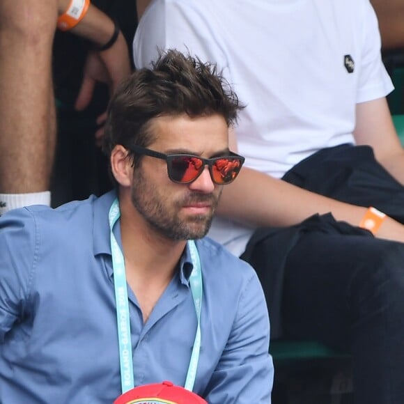 Nolwenn Leroy et son compagnon Arnaud Clément dans les tribunes des Internationaux de France de Tennis de Roland Garros à Paris, le 10 juin 2018.