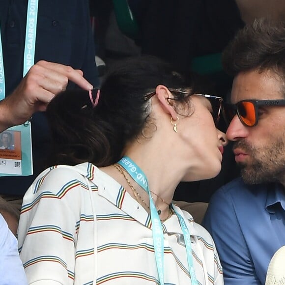 Nolwenn Leroy et son compagnon Arnaud Clément dans les tribunes des Internationaux de France de Tennis de Roland Garros à Paris, le 10 juin 2018.