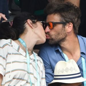 Nolwenn Leroy et son compagnon Arnaud Clément dans les tribunes des Internationaux de France de Tennis de Roland Garros à Paris, le 10 juin 2018.