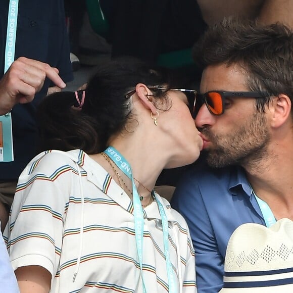 Nolwenn Leroy et son compagnon Arnaud Clément dans les tribunes des Internationaux de France de Tennis de Roland Garros à Paris, le 10 juin 2018.