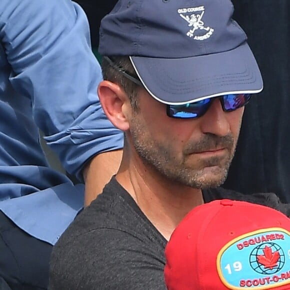 Nolwenn Leroy et son compagnon Arnaud Clément dans les tribunes des Internationaux de France de Tennis de Roland Garros à Paris, le 10 juin 2018.