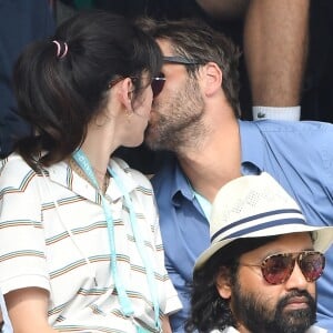 Nolwenn Leroy et son compagnon Arnaud Clément dans les tribunes des Internationaux de France de Tennis de Roland Garros à Paris, le 10 juin 2018.