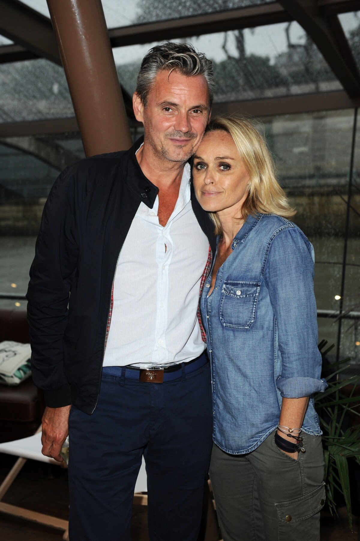 Cécile de Ménibus et son chéri Thierry : Soirée boules sur la Seine -  Purepeople