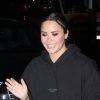 Exclusif - Malgré sa blessure à la cheville, Demi Lovato rentre à l'hôtel Royal Monceau et salue ses fans après son concert au Zénith de Paris le 4 juin 2018.