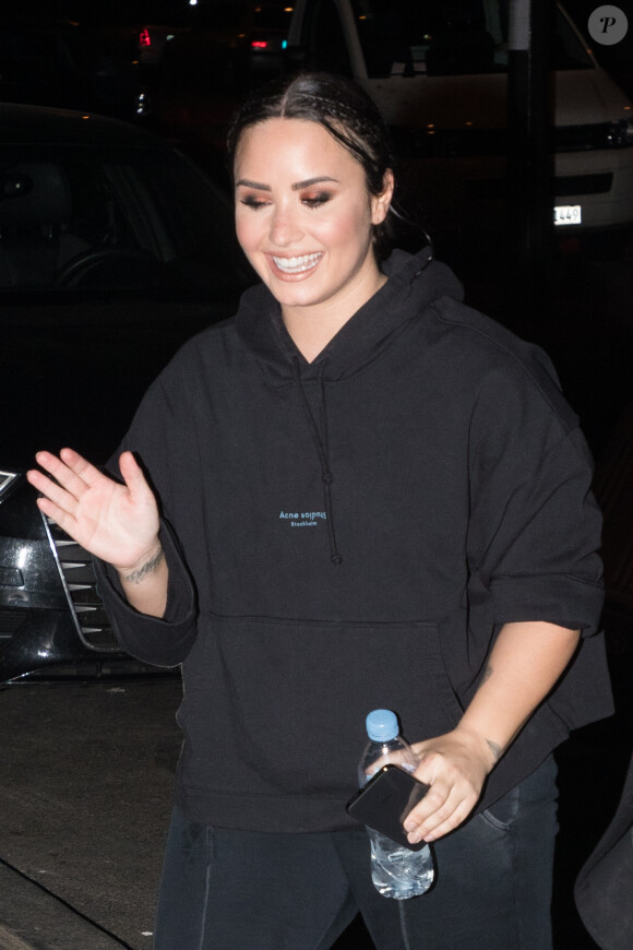 Exclusif - Malgré sa blessure à la cheville, Demi Lovato rentre à l'hôtel Royal Monceau et salue ses fans après son concert au Zénith de Paris le 4 juin 2018.