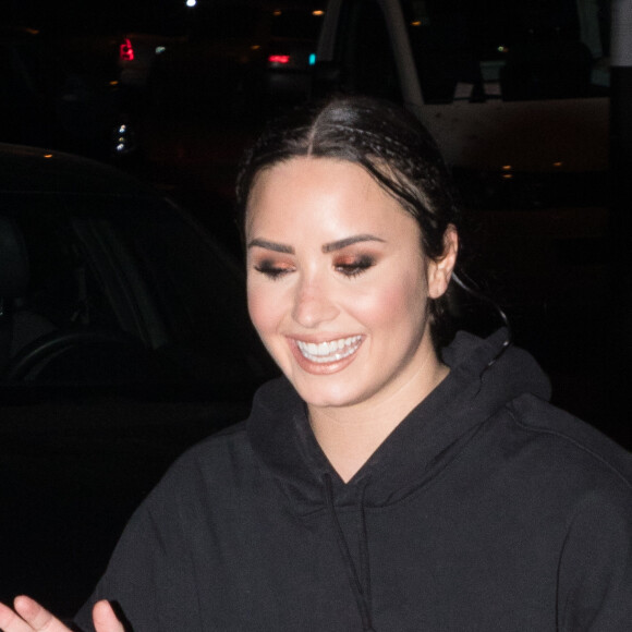 Exclusif - Malgré sa blessure à la cheville, Demi Lovato rentre à l'hôtel Royal Monceau et salue ses fans après son concert au Zénith de Paris le 4 juin 2018.