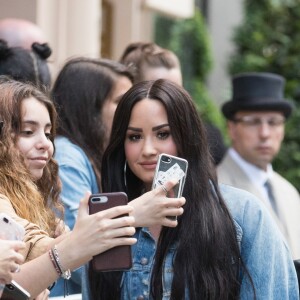 Demi Lovato, toujours le pied droit dans une attelle, quitte l'hôtel Royal Monceau pour se rendre à son concert au Zenith de Paris le 4 juin 2018.