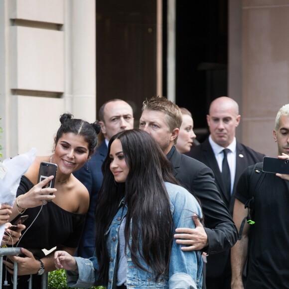 Demi Lovato, toujours le pied droit dans une attelle, quitte l'hôtel Royal Monceau pour se rendre à son concert au Zenith de Paris le 4 juin 2018.