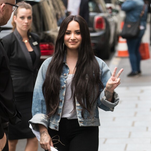 Demi Lovato, toujours le pied droit dans une attelle, quitte l'hôtel Royal Monceau pour se rendre à son concert au Zenith de Paris le 4 juin 2018.