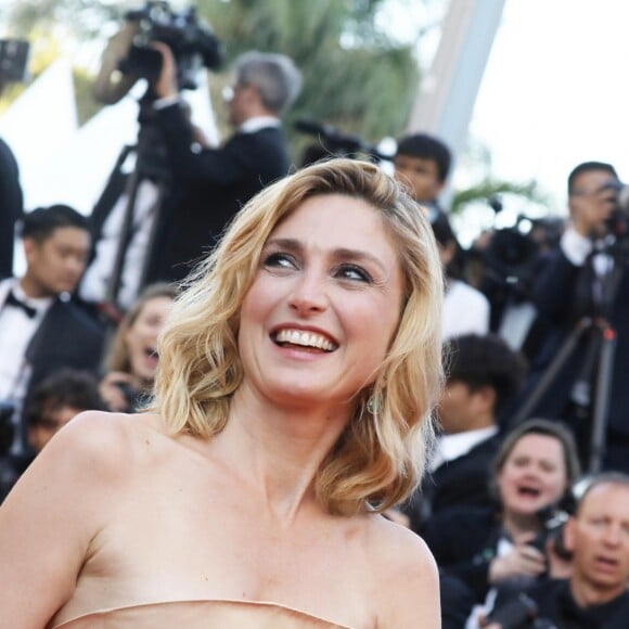Julie Gayet - Montée des marches du film « Les Eternels » lors du 71ème Festival International du Film de Cannes. Le 11 mai 2018 © Borde-Jacovides-Moreau/Bestimage