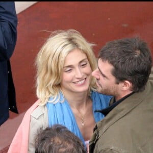 EXCLUSIF - Julie Gayet et Thierry Neuvic en 2006 sur le tournage de La Légende des trois clefs.