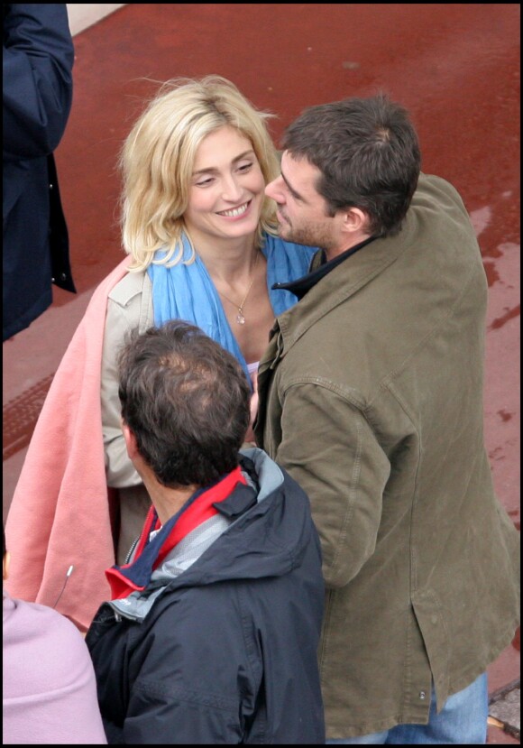 EXCLUSIF - Julie Gayet et Thierry Neuvic en 2006 sur le tournage de La Légende des trois clefs.