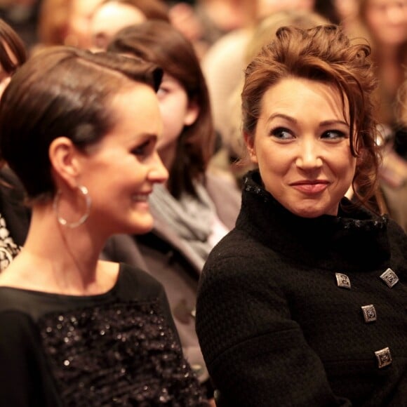 Laeticia Hallyday et Laura Smet - Vente aux enchères des poupées "Frimousses des créateurs" à l'hôtel des ventes de Drouot au profit de l'Unicef, à Paris, le 13 décembre 2011.