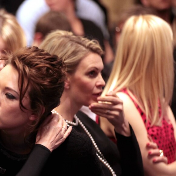 Laeticia Hallyday et Laura Smet - Vente aux enchères des poupées "Frimousses des créateurs" à l'hôtel des ventes de Drouot au profit de l'Unicef, à Paris, le 13 décembre 2011.