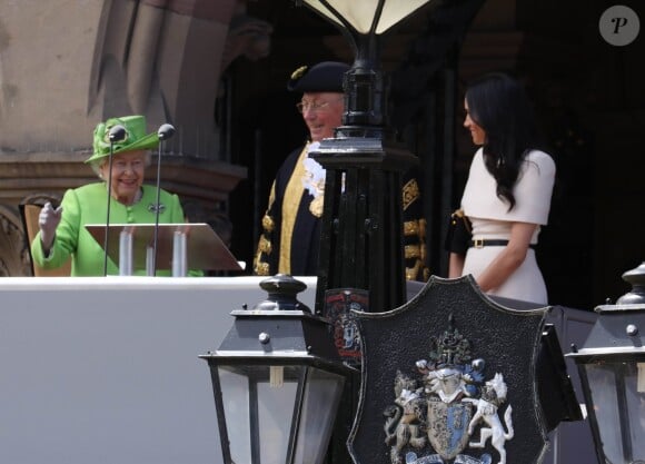 La reine Elisabeth II d'Angleterre et Meghan Markle, duchesse de Sussex, arrivent à Chester le 14 juin 2018.