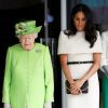 Meghan Markle, duchesse de Sussex, et la reine Elisabeth II d'Angleterre observent une minute de silence en hommage aux victimes de la Tour Grenfell lors de leur visite à Chester. Le 14 juin 2018