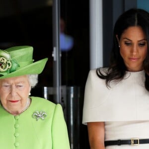 Meghan Markle, duchesse de Sussex, et la reine Elisabeth II d'Angleterre observent une minute de silence en hommage aux victimes de la Tour Grenfell lors de leur visite à Chester. Le 14 juin 2018