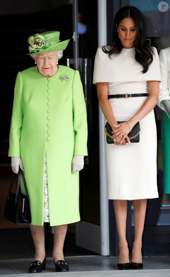 Meghan Markle, duchesse de Sussex, et la reine Elisabeth II d'Angleterre observent une minute de silence en hommage aux victimes de la Tour Grenfell lors de leur visite à Chester. Le 14 juin 2018