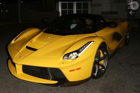Drake quitte le restaurant "Nice Guy" au volant de sa Ferrari jaune "Laferrari" à Los Angeles, le 20 février 2018.  Drake was spotted rolling up to The Nice Guy restaurant with a friend in his Yellow Ferrari sports car in West Hollywood. February 20th, 2018.20/02/2018 - Los Angeles