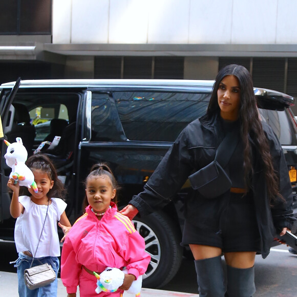 Kim Kardashian et sa fille North rentrent a leur hotel a New York, le 14 juin 2018.