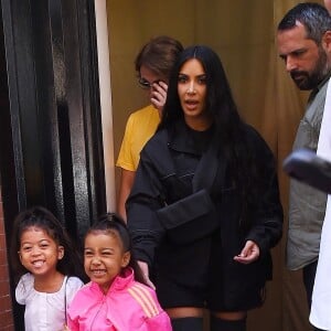 Kim Kardashian et sa fille North West à la sortie de l'hôtel Mercer à New York. Le 14 juin 2018.