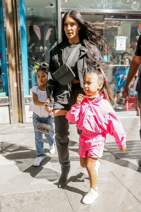 Kim Kardashian et sa fille North West se promènent dans les rues de New York. Le 14 juin 2018.