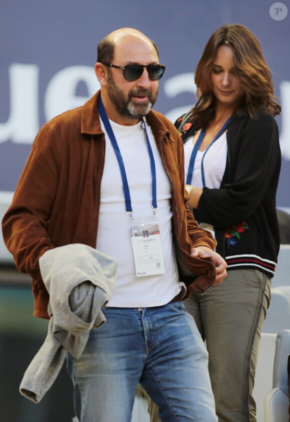 Kad Merad et sa compagne Julia Vignali assistent au match de football Bordeaux/Marseille au stade de Bordeaux le 14 Mai 2107. © Patrick Bernard-Quentin Salinier/ Bestimage