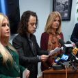 Alexander Polinsky et Nicole Eggert lors d'une conférence de presse faisant de nouvelles allégations d'agression sexuelle contre Scott Baio à Los Angeles le 14 février 2018.