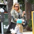 Nicole Eggert (de la série "Alerte à Malibu") se promène avec sa fille Keegan dans les rues de Los Angeles, le 12 mai 2015