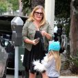 Nicole Eggert (de la série "Alerte à Malibu") se promène avec sa fille Keegan dans les rues de Los Angeles, le 12 mai 2015